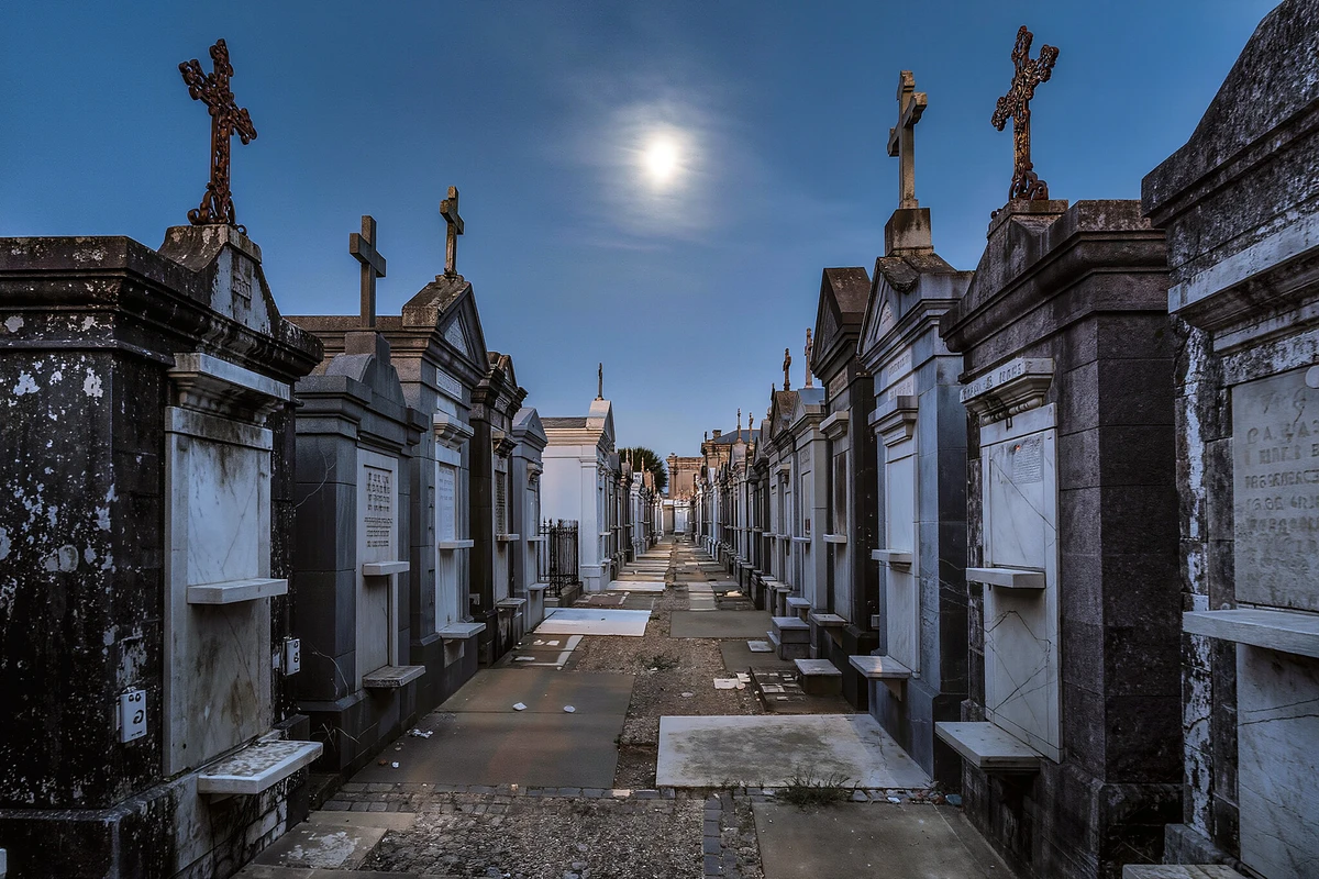 Haunted Night Bus Tour with Cemetery Visit New Orleans