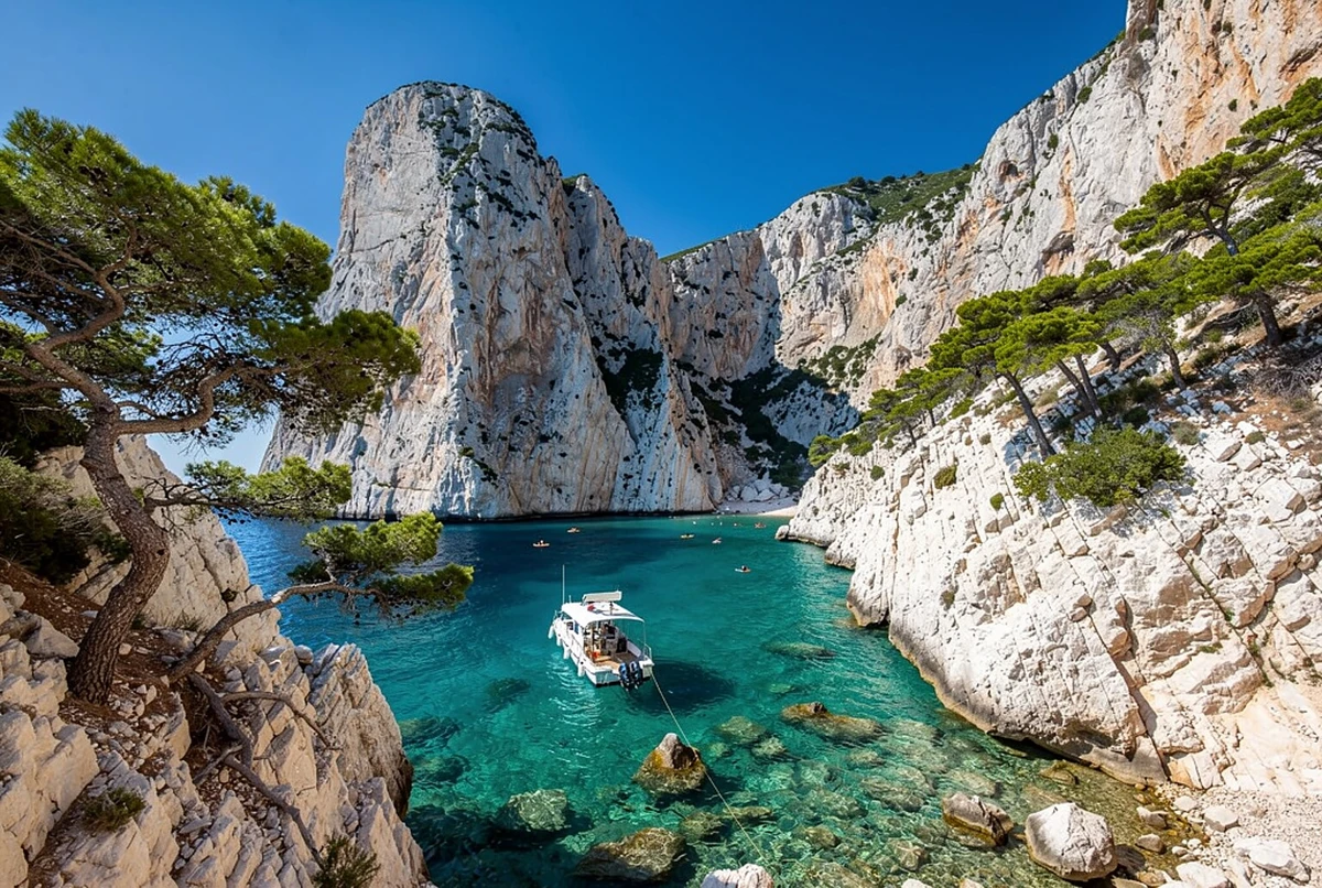 Calanques Boat Tour with Swimming and Snorkelling Marseille