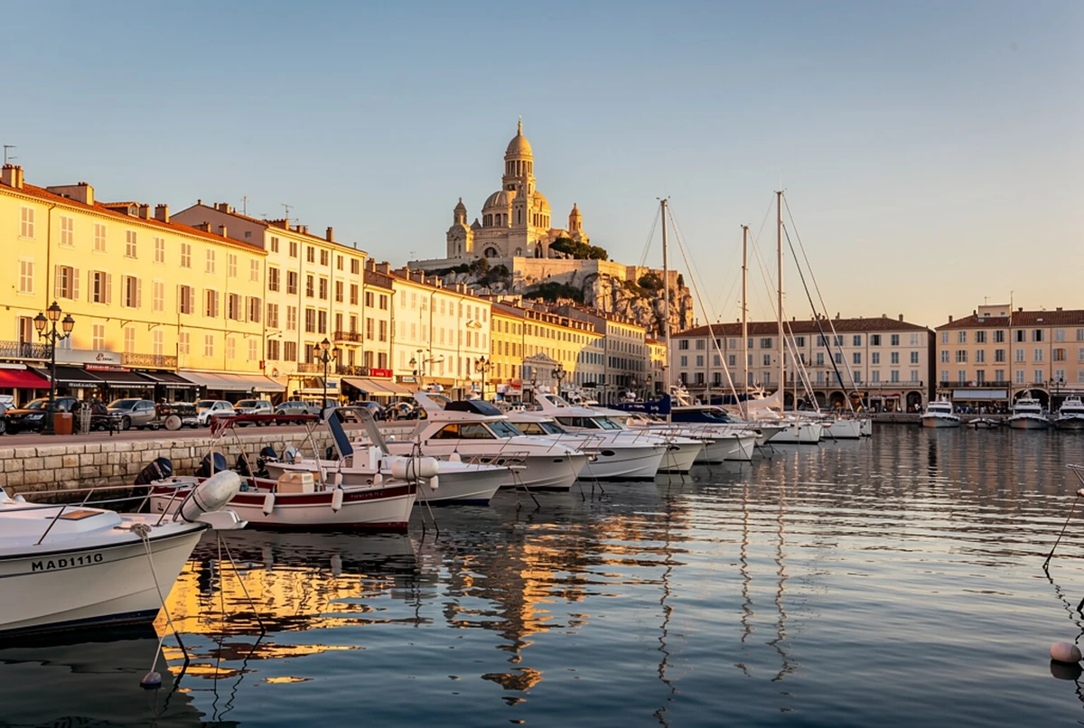 Calanques Boat Tour with Swimming and Snorkelling Marseille