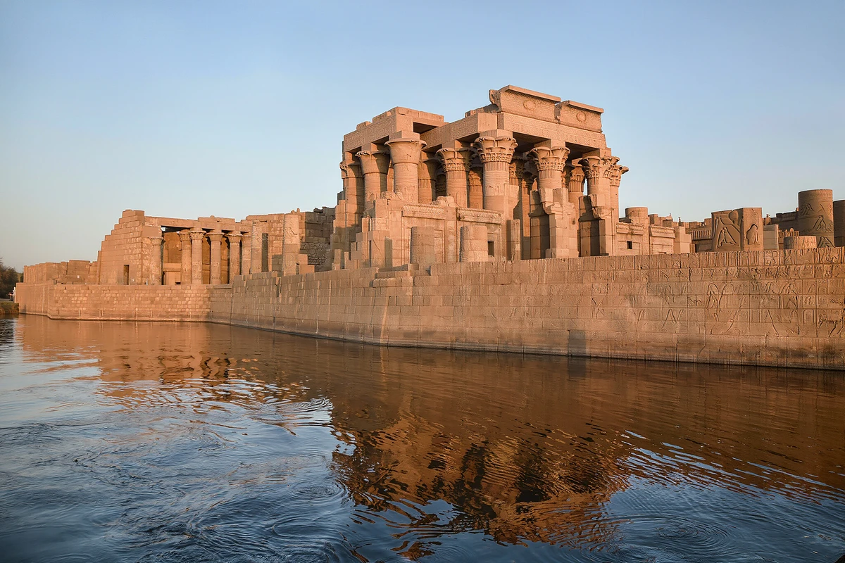 Private Edfu and Kom Ombo Day Trip with Transfer to Luxor from Aswan