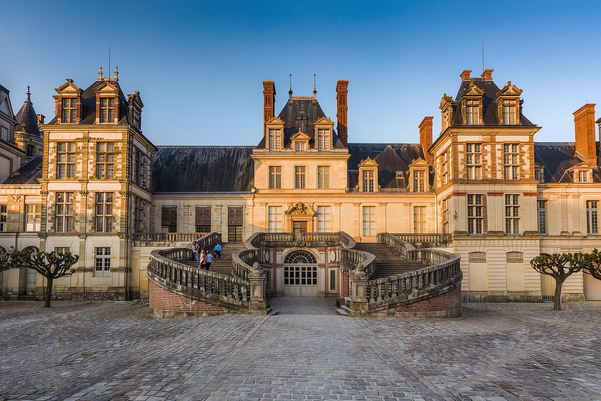 Fontainebleau & Vaux-le-Vicomte Chateaux Day Trip from Paris with Lunch