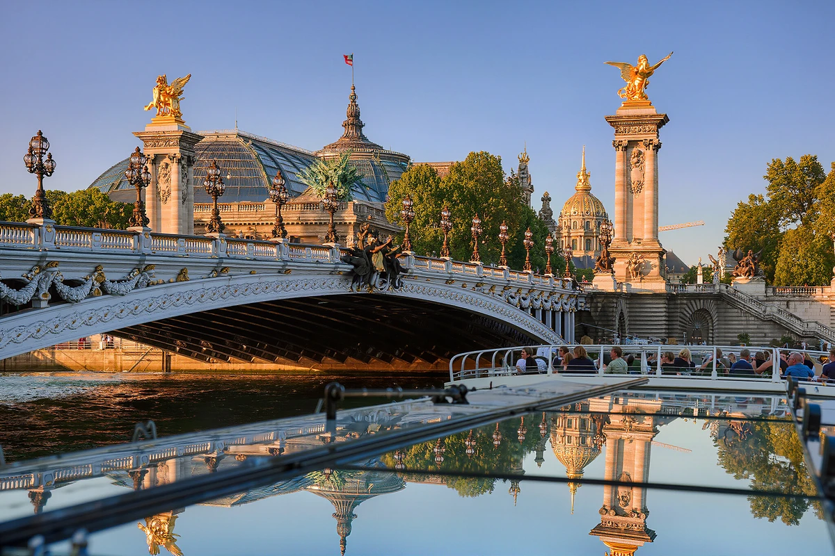 Seine Lunch Cruise from the Eiffel Tower Paris