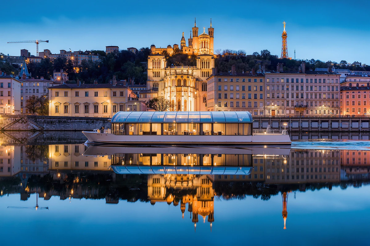 River Dinner Cruise in Lyon (2.5 Hours)