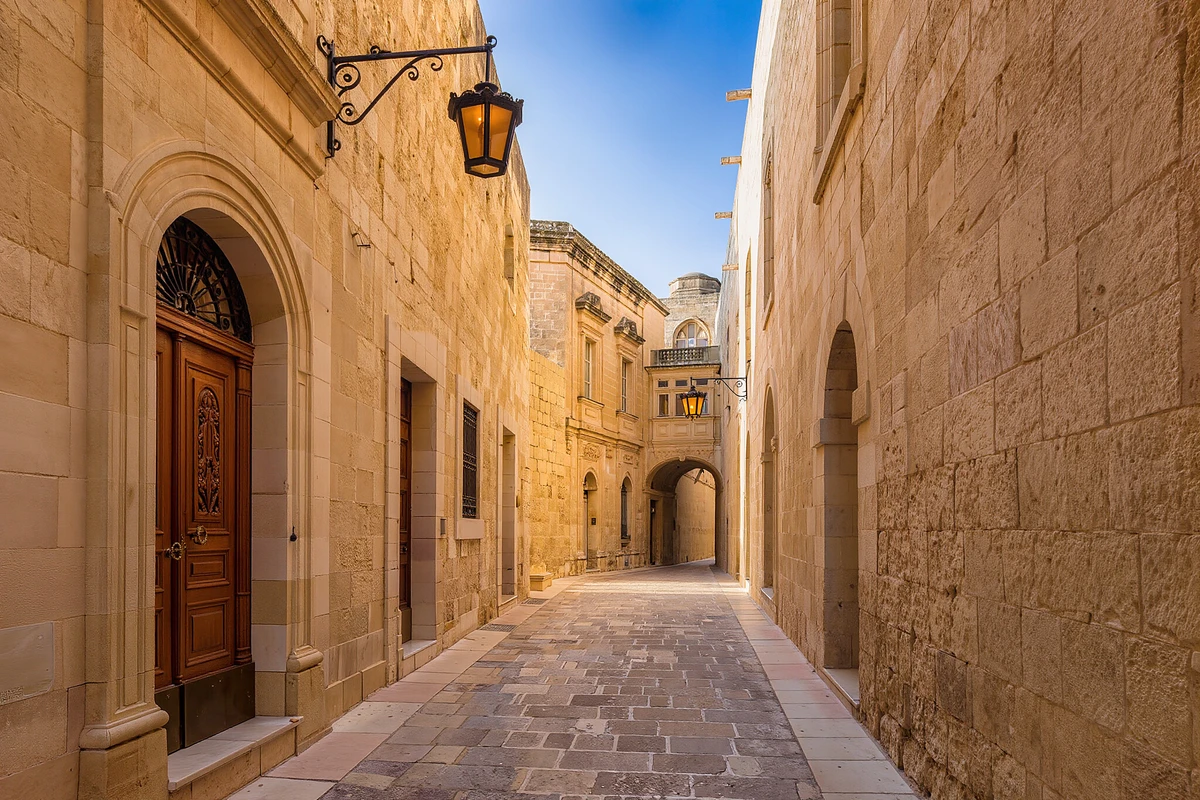 مطار مالطا إلى إمدينا