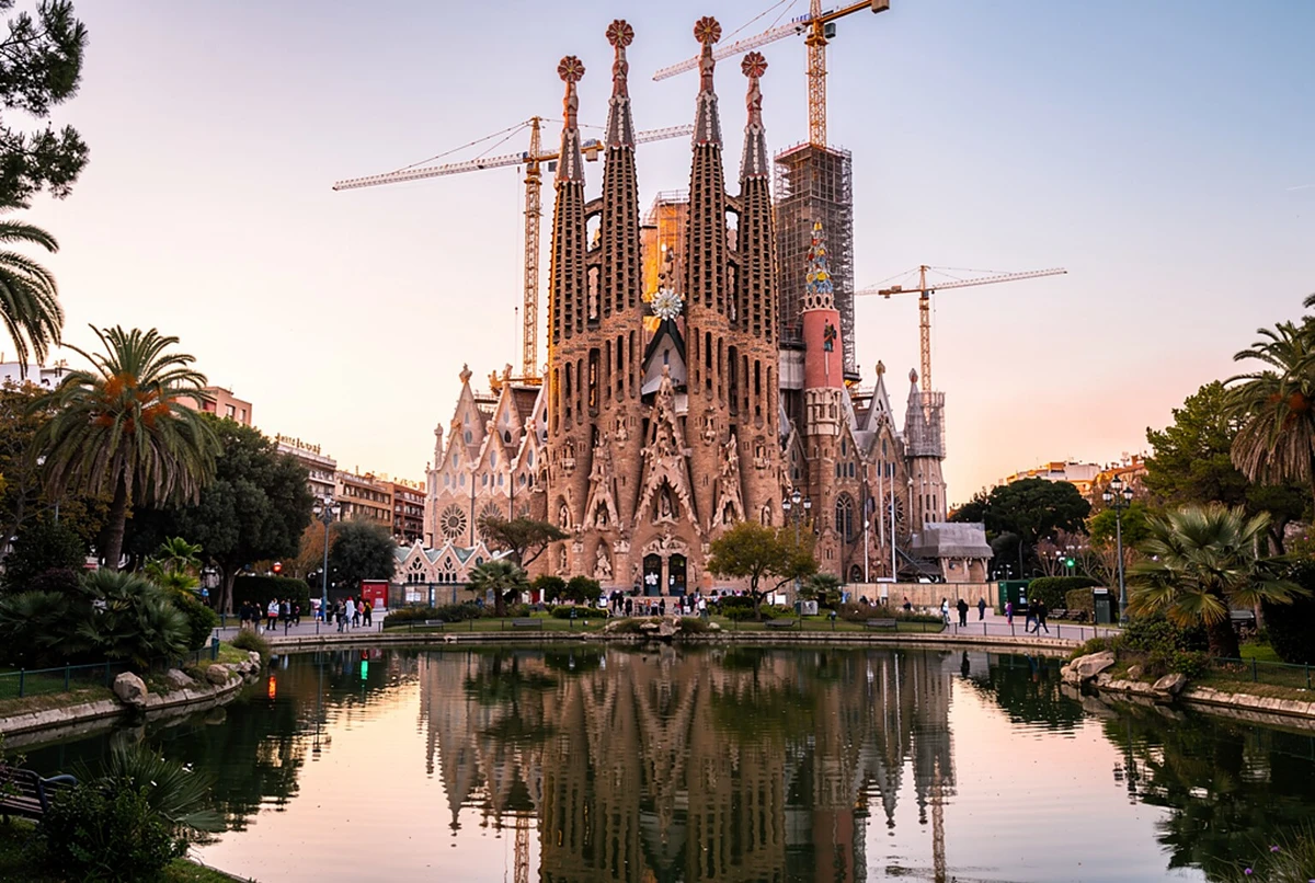 Barcelona in One Day: Sagrada Família, Park Güell & Old Town Small-Group Tour