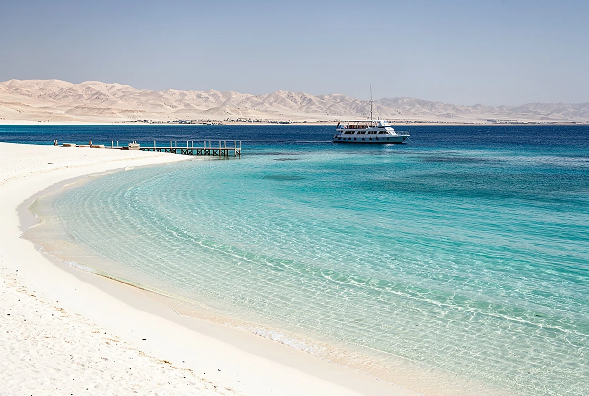 Hurghada Three Islands, Dolphins & Snorkelling Yacht Trip with Lunch