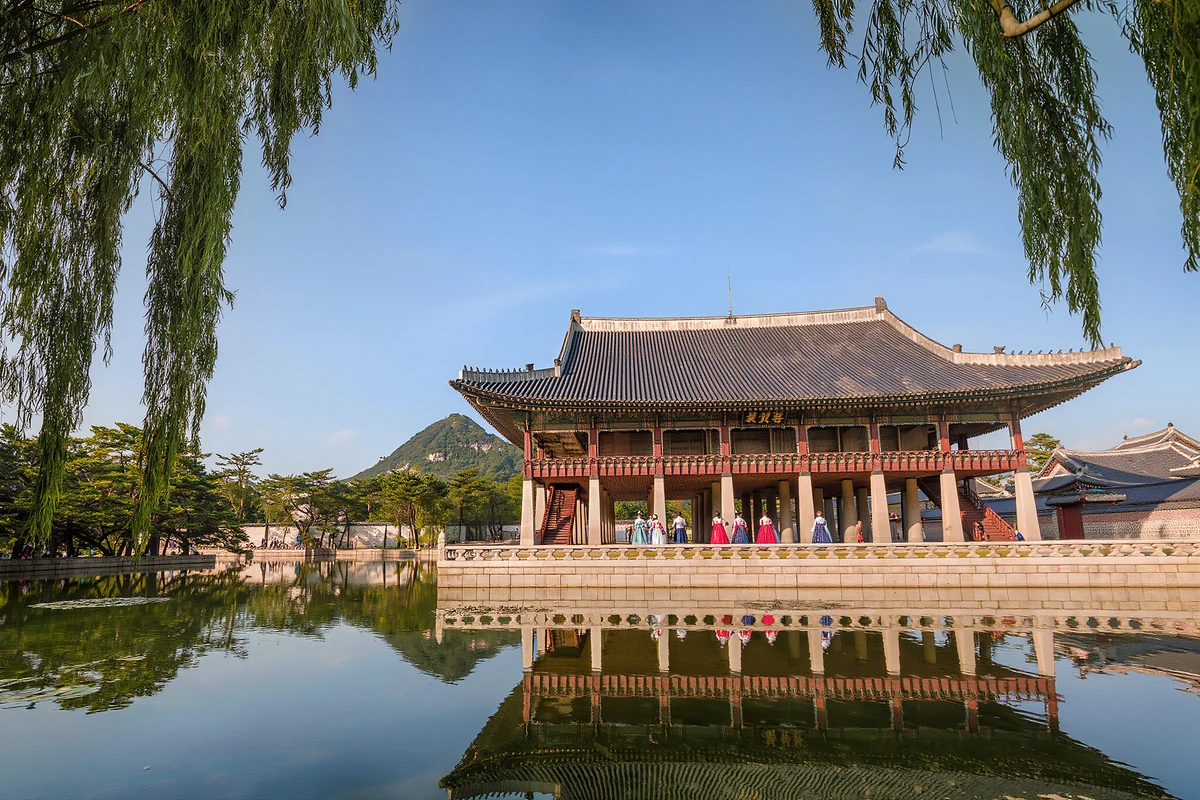 Gyeongbokgung Palace, Bukchon Hanok Village & Gwangjang Market Tour Seoul