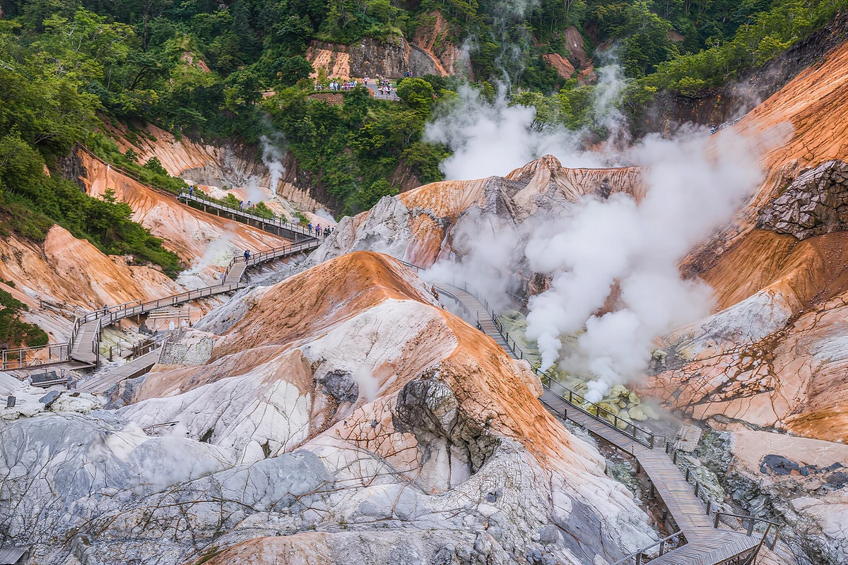 Lake Toya & Noboribetsu Hell Valley Day Tour from Sapporo